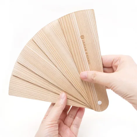 中国 木製 扇子 新品 未使用 ☆中国 上海発☆透かし細工の扇子 四君子 白檀の香り CSKB006 - 輸入