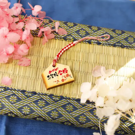 ミニ絵馬ストラップ | ノベルティや記念品でSDGsに間伐材、木製グッズ