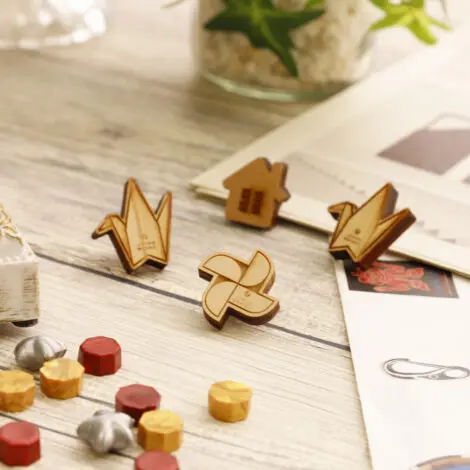 オリジナルピンバッジ | ノベルティや記念品でSDGsに間伐材、木製