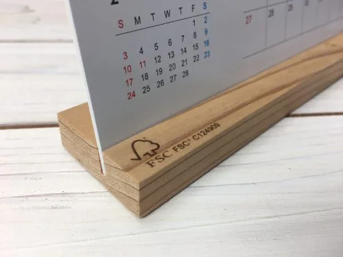 エコで人気のノベルティ 木製の卓上カレンダー 木製ノベルティwood