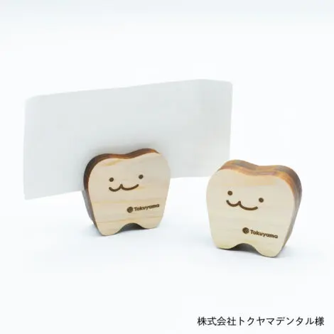 DECORE デコレ　木製雑貨　カードスタンド　マグネット　ミニチュア マグネットカードスタンド | ノベルティや記念品でSDGsに間伐材