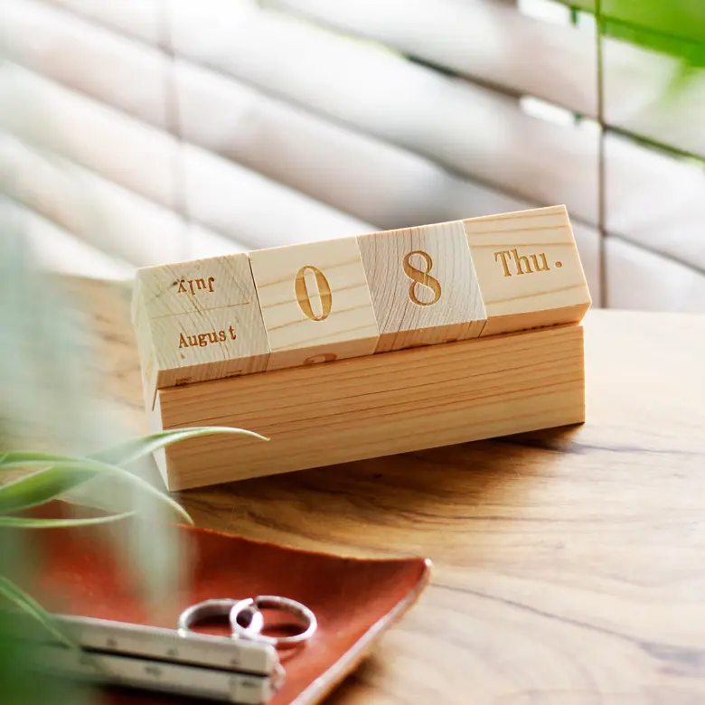 ヒノキ万年カレンダー | ノベルティや記念品でSDGsに間伐材、木製