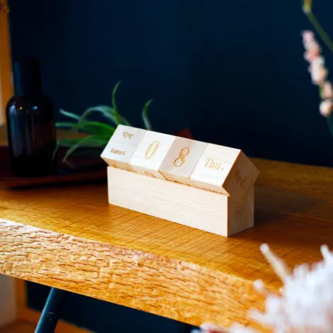 ヒノキ万年カレンダー | ノベルティや記念品でSDGsに間伐材、木製