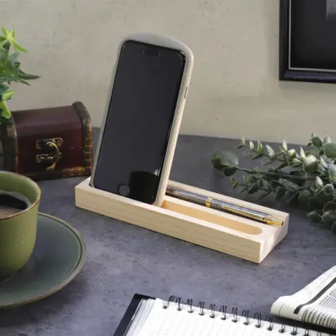 ペントレイ付きスマホスタンド | ノベルティや記念品でSDGsに間伐材